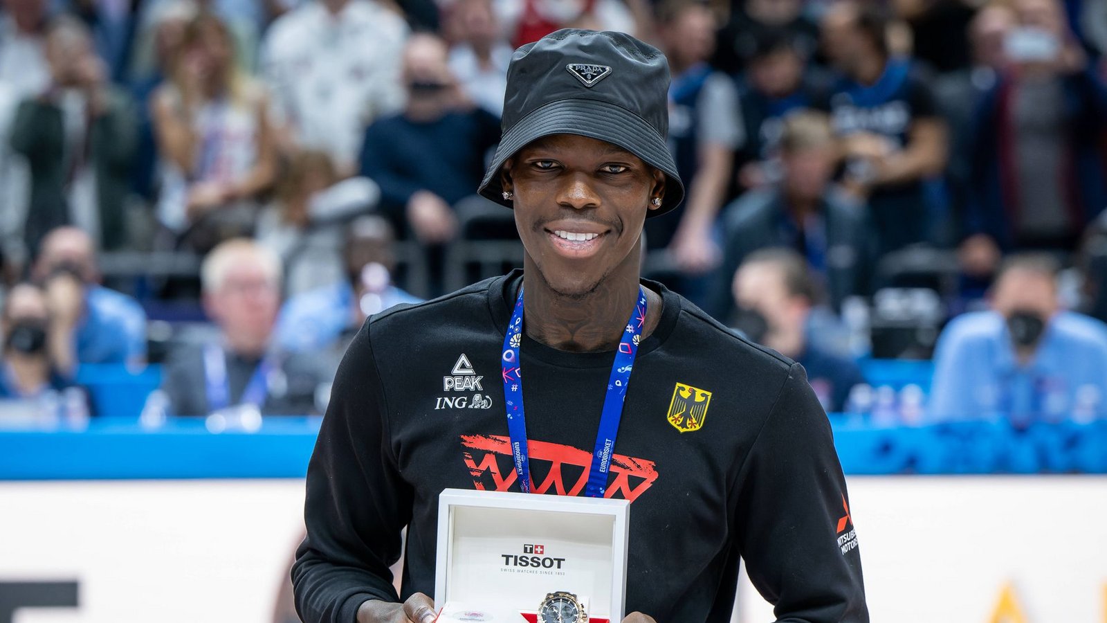 Dennis Schröder erhielt eine zweifellos wertvolle Uhr als Geschenk für seine überragenden Leistungen. Der Point Guard erhielt die Auszeichnung von Deutschlands Basketball-Legende Dirk Nowitzki.Foto: IMAGO/Tilo Wiedensohler