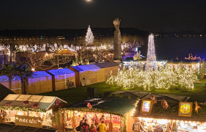 Den besonderen Flair des Konstanzer Weihnachtsmarktes macht Bodensee aus.  Sogar auf einem Fahrgastschiff wird gefeiert.<span class='image-autor'>Foto: imago images/</span>