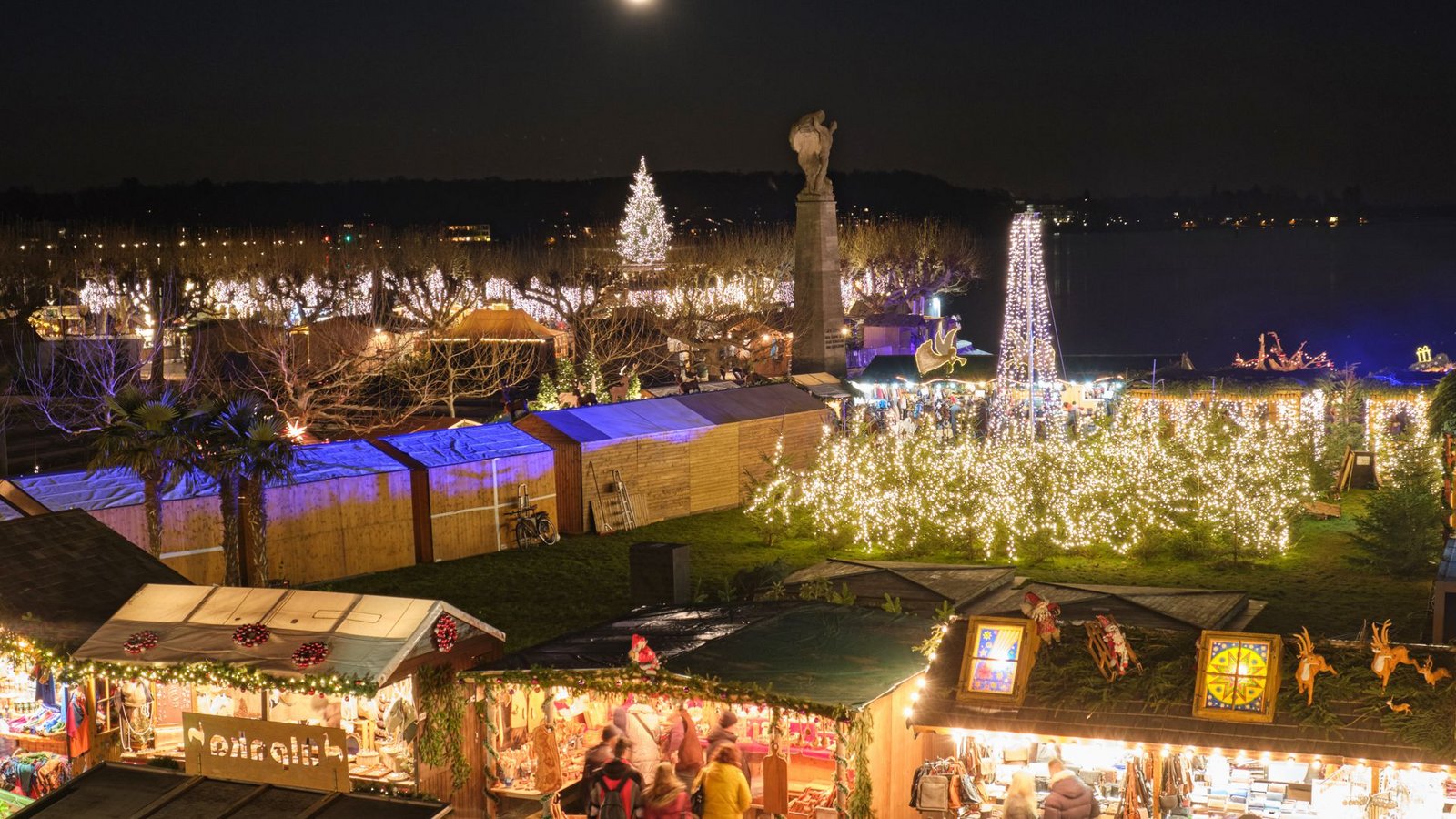 Den besonderen Flair des Konstanzer Weihnachtsmarktes macht Bodensee aus. Sogar auf einem Fahrgastschiff wird gefeiert.Foto: imago images/ Den besonderen Flair des Konstanzer Weihnachtsmarktes macht Bodensee aus. Sogar auf einem Fahrgastschiff wird gefeiert.Foto: imago images/