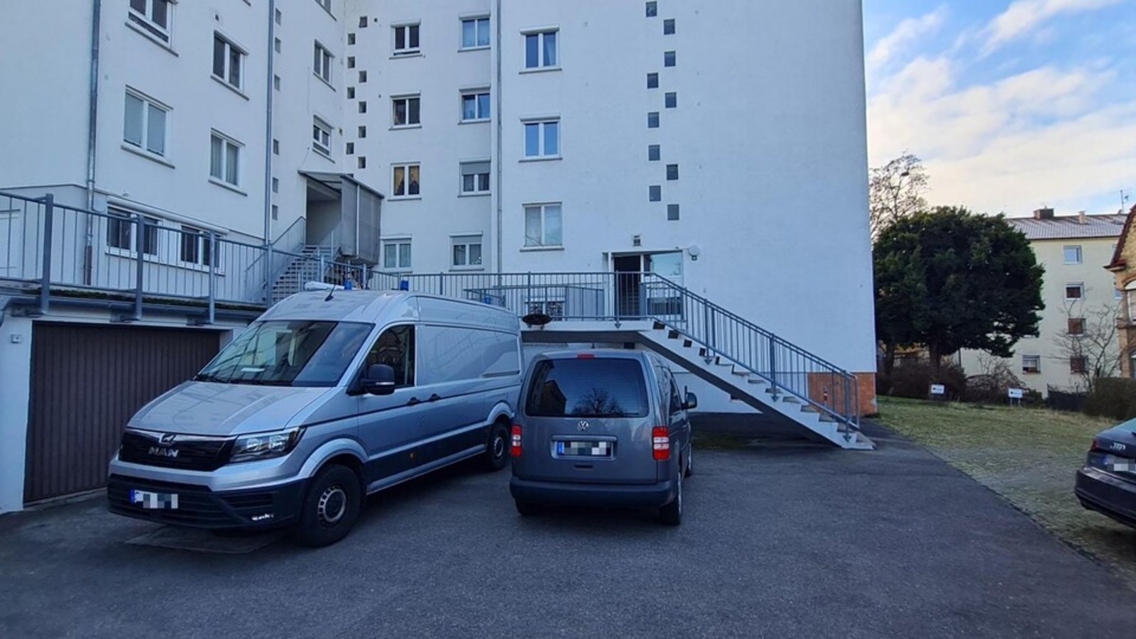 Einsatzfahrzeuge der Polizei am Tatort Landhausstraße: Auch am Montag werden im Mehrfamilienhaus noch Spuren gesichert.Foto: red/Decksmann Einsatzfahrzeuge der Polizei am Tatort Landhausstraße: Auch am Montag werden im Mehrfamilienhaus noch Spuren gesichert.Foto: red/Decksmann