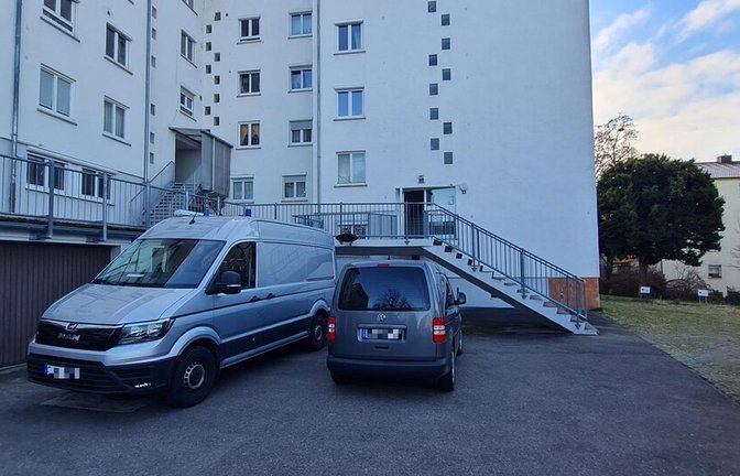Einsatzfahrzeuge der Polizei am Tatort Landhausstraße: Auch am Montag werden im Mehrfamilienhaus noch Spuren gesichert.<span class='image-autor'>Foto: red/Decksmann</span>