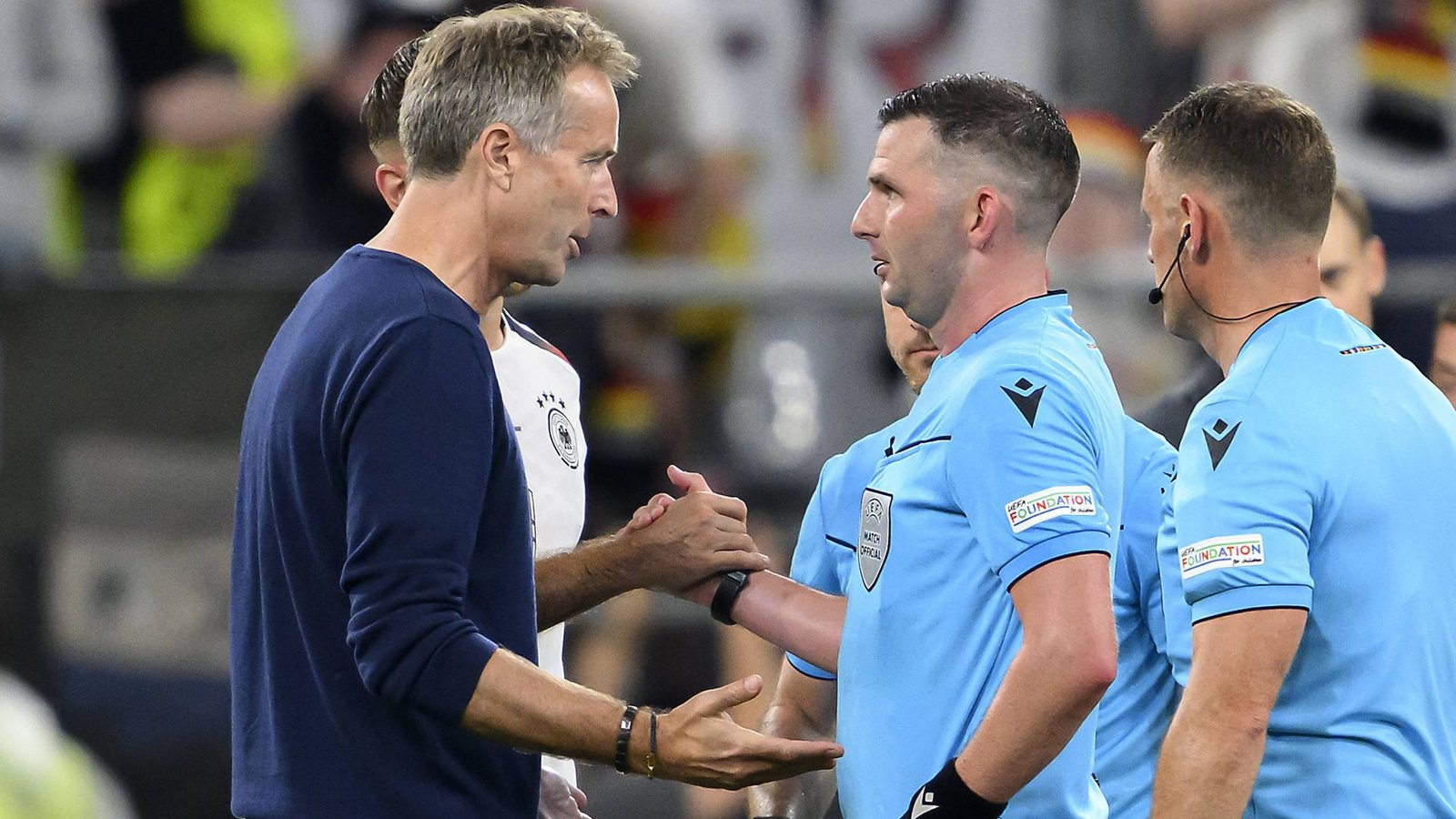 Es gibt Klärungsbedarf: Kasper Hjulmand (li.), der Trainer des dänischen Nationalteams, diskutiert mit Schiedsrichter Michael Oliver.Foto: Imago//Anke Waelischmiller