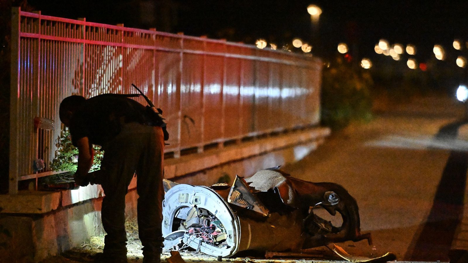 Israelische Sicherheitskräfte untersuchen ein Fragment einer abgefangenen iranischen Rakete.Foto: Rami Shlush/AP/dpa
