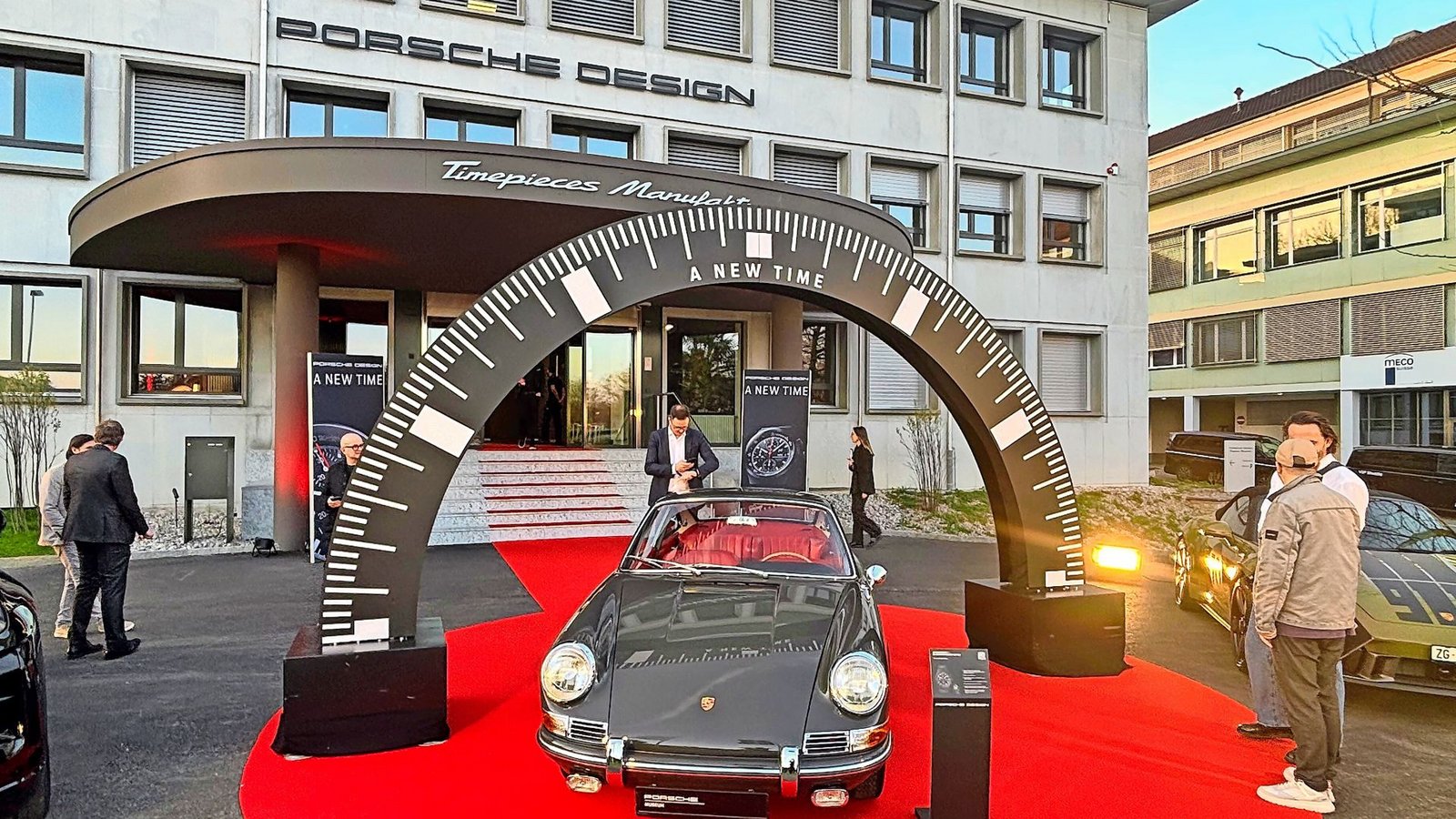Direkte Verbindung: der Porsche 911 aus dem Jahr 1963 und die Uhrenmanufaktur in Grenchen. Foto: Peter Stolterfoht