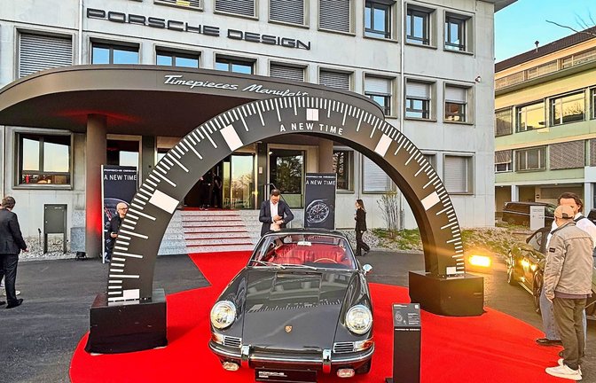 Direkte Verbindung: der Porsche 911 aus dem Jahr 1963 und die Uhrenmanufaktur in Grenchen. <span class='image-autor'>Foto: Peter Stolterfoht</span>