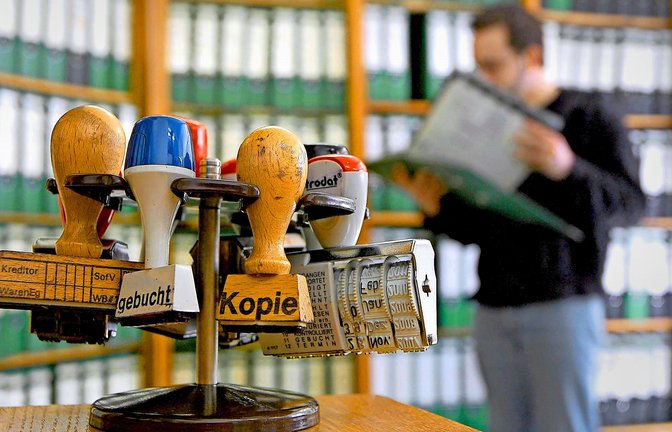 Aktenregale in einem Betrieb<span class='image-autor'>Foto: /imago stock&people</span>