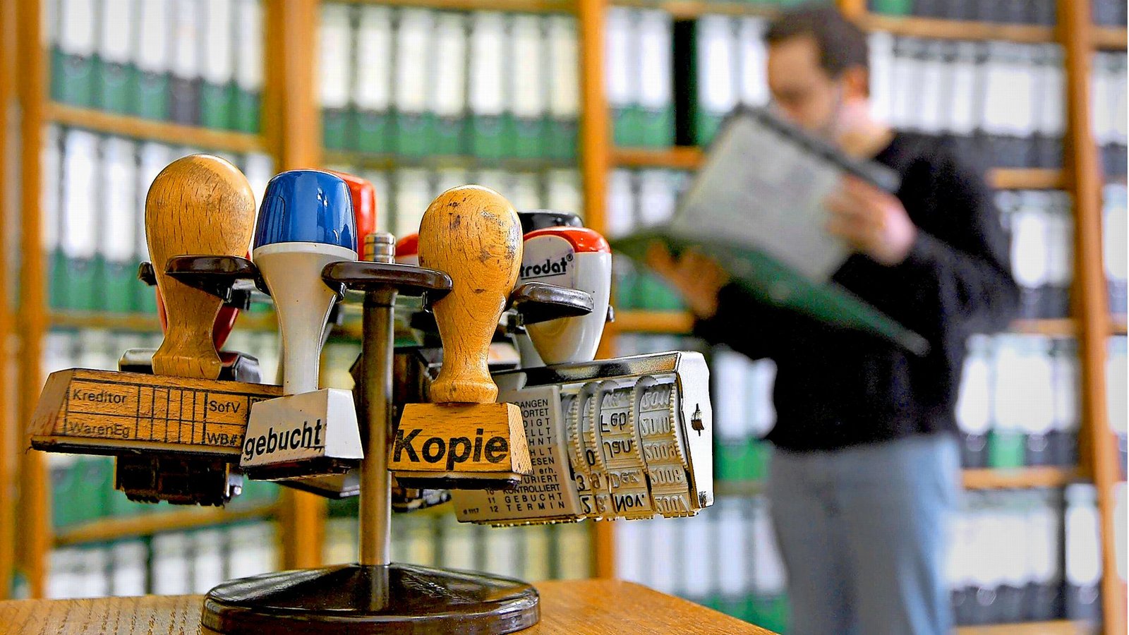 Aktenregale in einem BetriebFoto: /imago stock&people
