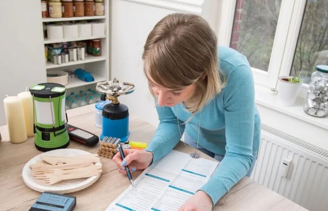 Neben ausreichend Lebensmitteln und Trinkwasser sollte auch an eine Notapotheke und wichtige Dokumente gedacht werden.<span class='image-autor'>Foto: Christin Klose/dpa</span>