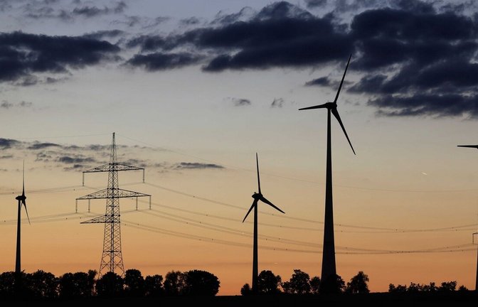 Dunkle Wolken über der Windkraftplanung in der Region Stuttgart: Dem Regionalverband sind Fehler unterlaufen und er muss knapp die Hälfte der Windkraftvorranggebiete erneut überprüfen.<span class='image-autor'>Foto: Karl-Josef Hildenbrand/dpa</span>