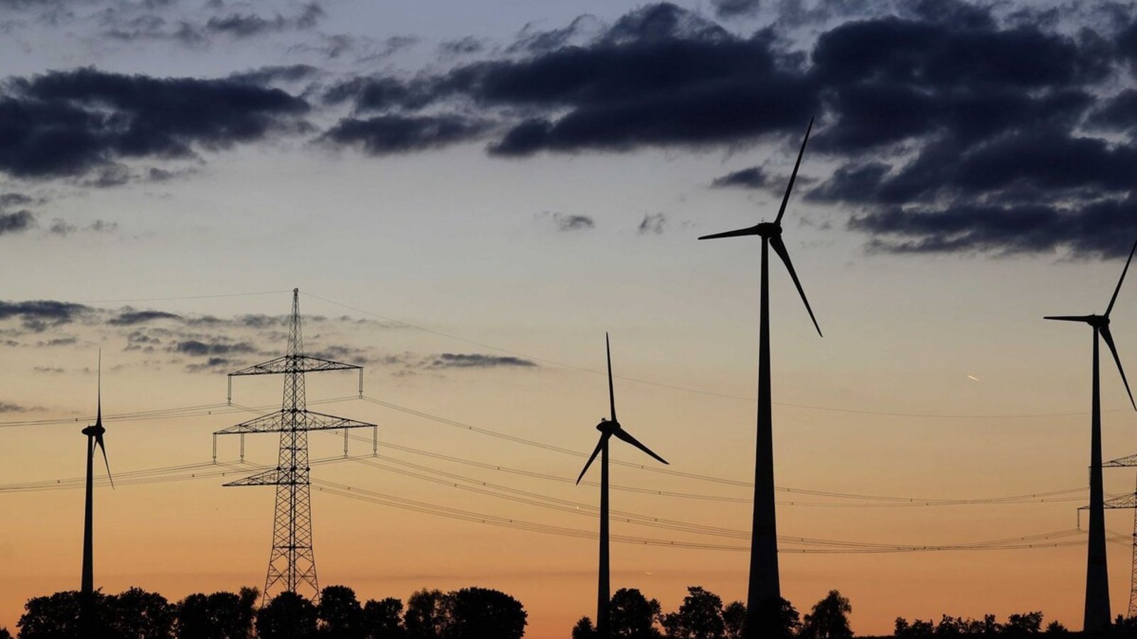 Dunkle Wolken über der Windkraftplanung in der Region Stuttgart: Dem Regionalverband sind Fehler unterlaufen und er muss knapp die Hälfte der Windkraftvorranggebiete erneut überprüfen.Foto: Karl-Josef Hildenbrand/dpa Dunkle Wolken über der Windkraftplanung in der Region Stuttgart: Dem Regionalverband sind Fehler unterlaufen und er muss knapp die Hälfte der Windkraftvorranggebiete erneut überprüfen.Foto: Karl-Josef Hildenbrand/dpa
