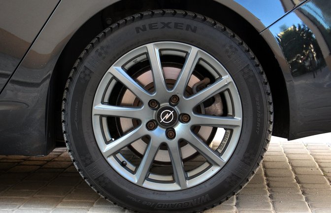 Darf man Winterreifen im Sommer fahren? Erfahren Sie, warum das zwar erlaubt ist, aber gefährlich sein kann.<span class='image-autor'>Foto: Best Auto Photo / Shutterstock.com</span>