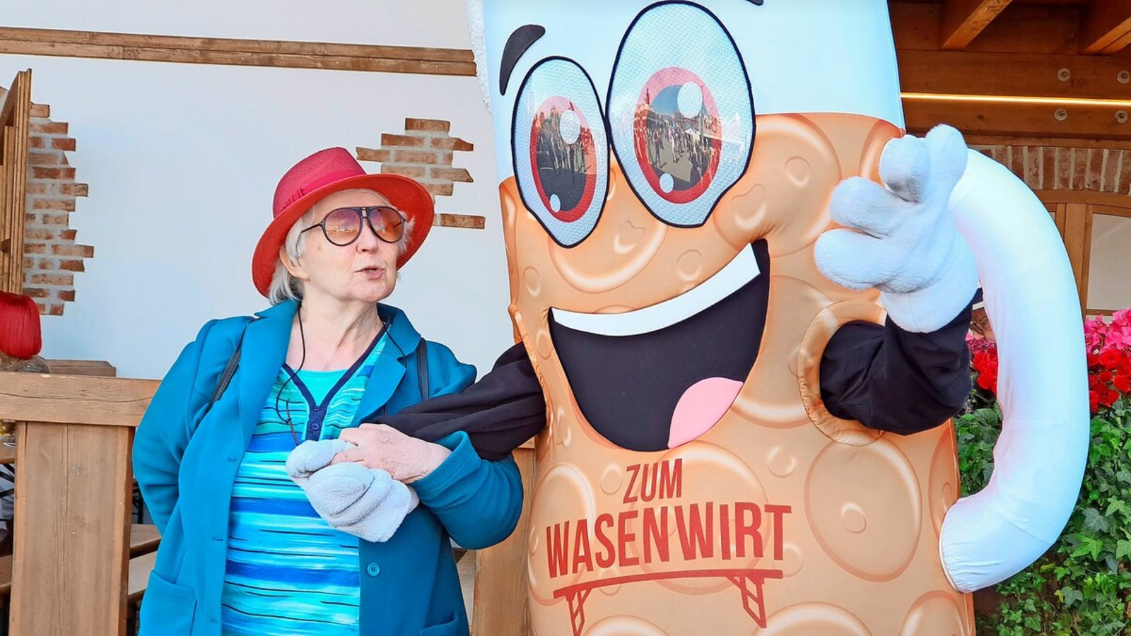 Das Bierkrugmaskottchen ist ein Publikumsmagnet.Foto: Eberhard Wein