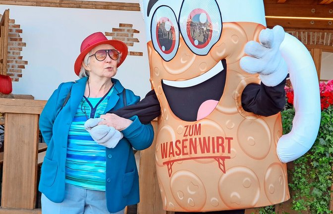 Das Bierkrugmaskottchen ist ein Publikumsmagnet.<span class='image-autor'>Foto: Eberhard Wein</span>