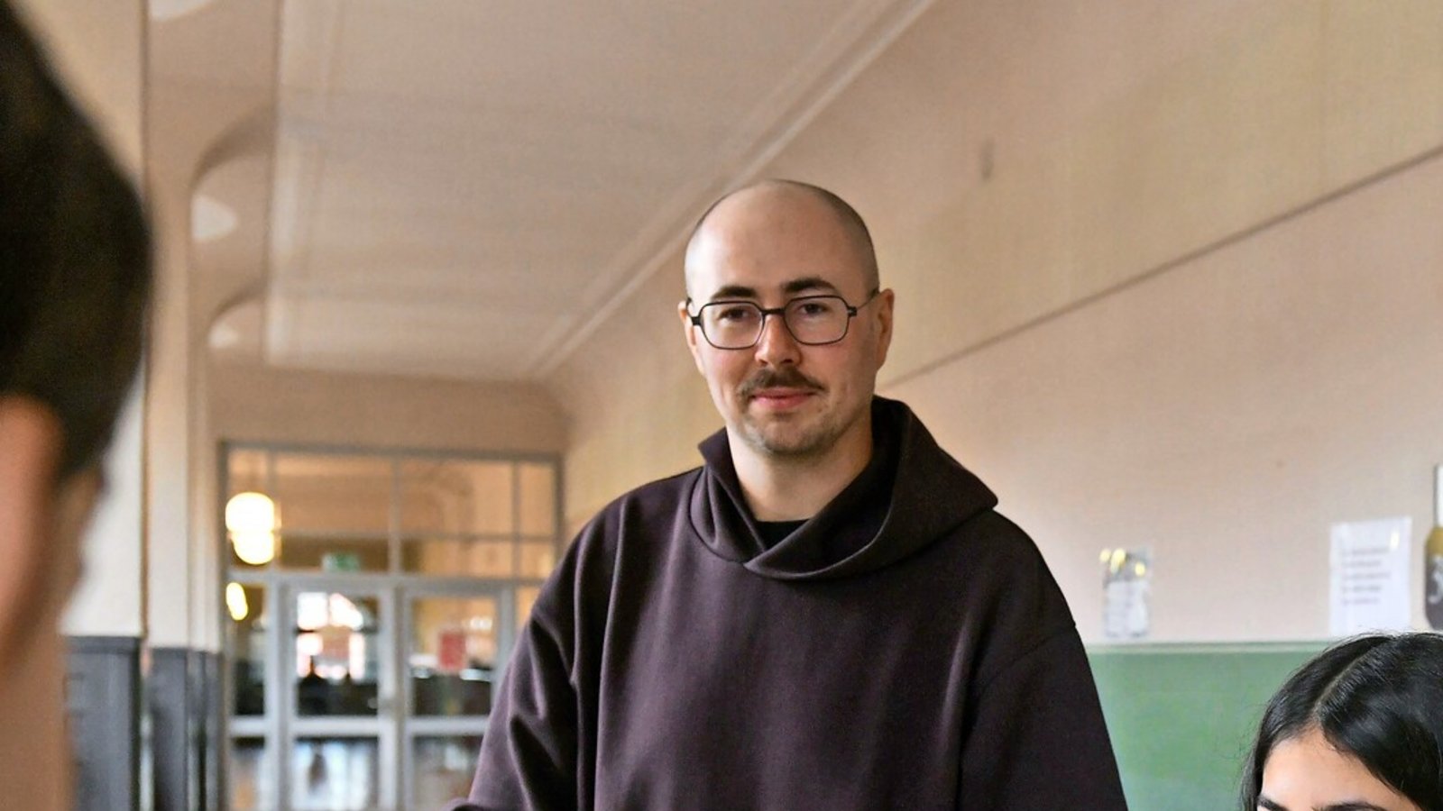 Die Lernbegleiter (im Bild Tobias Rapp) kümmern sich individuell um ihre Schülerinnen und Schüler.Foto: Lichtgut/Max Kovalenko Die Lernbegleiter (im Bild Tobias Rapp) kümmern sich individuell um ihre Schülerinnen und Schüler.Foto: Lichtgut/Max Kovalenko