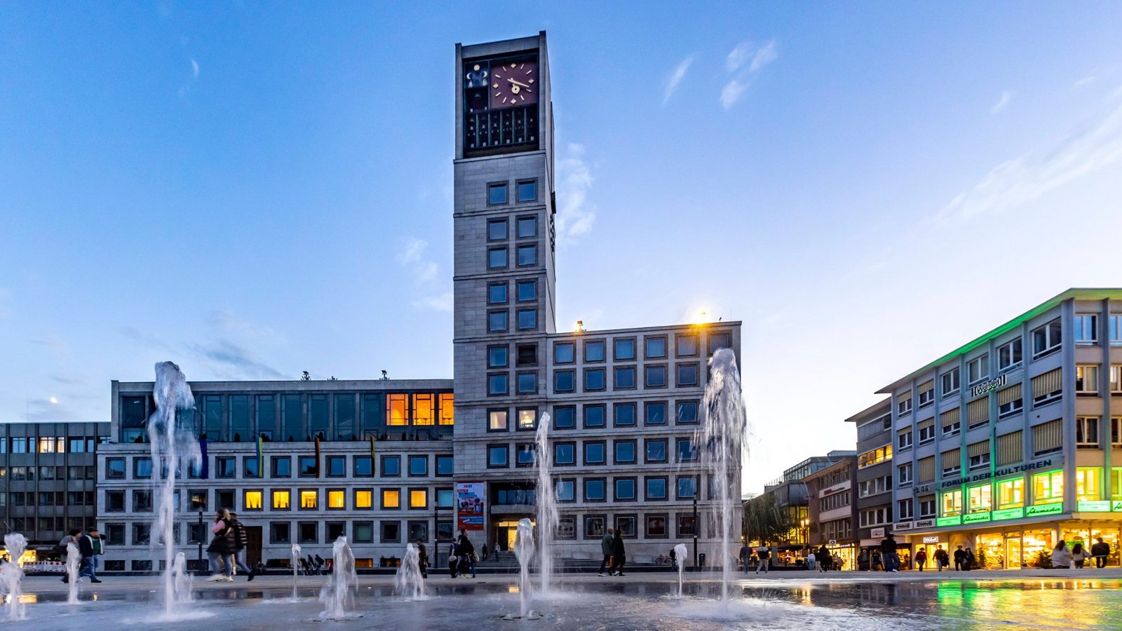Das Rathaus in Stuttgart - was wird hier verdient?Foto: IMAGO / Arnulf Hettrich