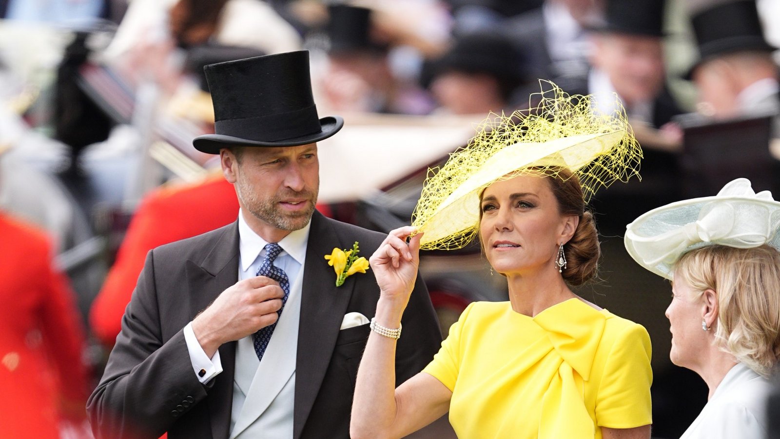 2026: Kate, die Prinzessin von Wales, trägt am zweiten Tag des Royal Ascot auf der Pferderennbahn von Ascot in Berkshire einen gelben Hut zu einem gelben Kostüm, während William (l), der Prinz von Wales, gelbe Blumen am Jacket und einen Zylinder auf dem Kopf hat.Foto: picture alliance/dpa/PA Wire | Aaron Chown