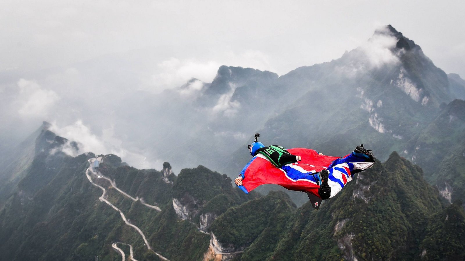 Bei einem Wingsuit-Sprung in Österreich sind zwei Frauen schwer verletzt worden (Symbolfoto).Foto: imago/Xinhua/imago sportfotodienst Bei einem Wingsuit-Sprung in Österreich sind zwei Frauen schwer verletzt worden (Symbolfoto).Foto: imago/Xinhua/imago sportfotodienst