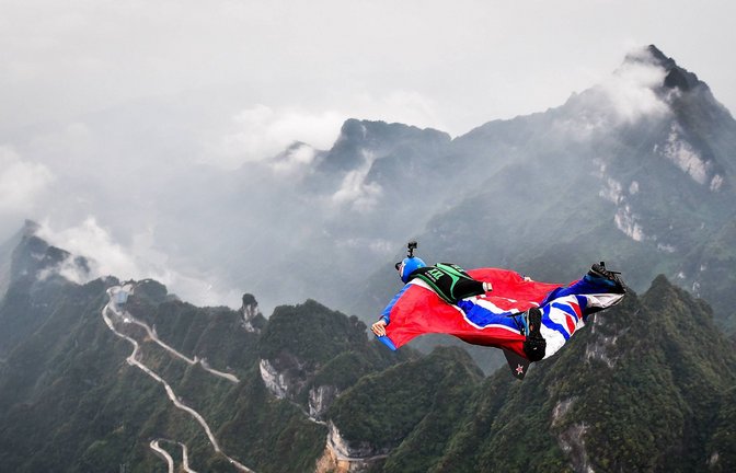 Bei einem Wingsuit-Sprung in Österreich sind zwei Frauen schwer verletzt worden (Symbolfoto).<span class='image-autor'>Foto: imago/Xinhua/imago sportfotodienst</span>
