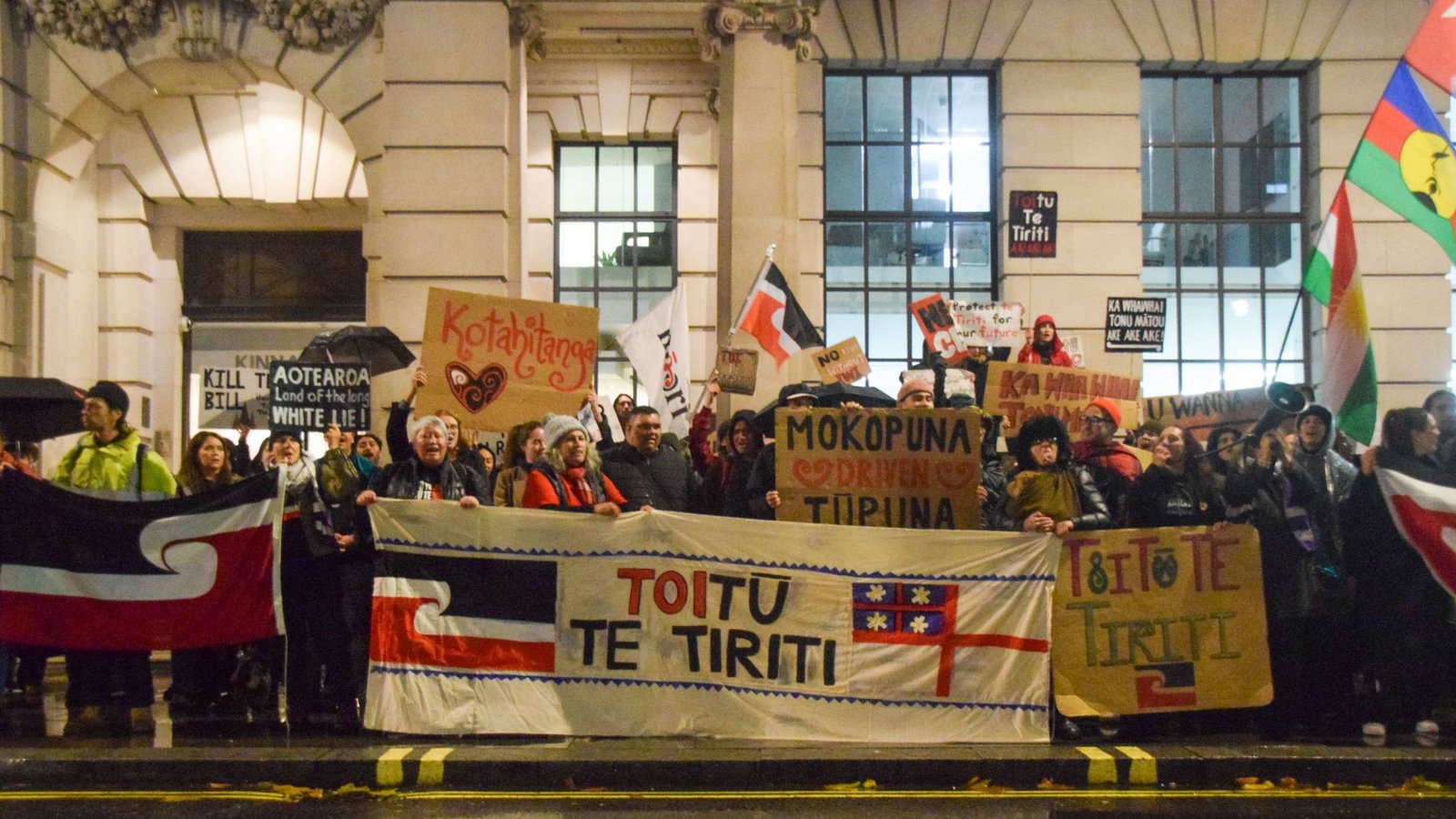 Auch in Großbritannien, einer ehemaligen Kolonialmacht Neuseelands, protestierte zahlreiche Menschen am Montag gegen das neue Gesetz und unterstützten damit die Maori in Neuseeland.Foto: IMAGO/ZUMA Press Wire/IMAGO/Vuk Valcic