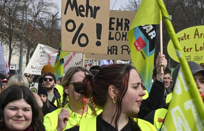 Protest noch während der Tarifrunde – seit dem 6. April darf nicht mehr für höheres Einkommen gestreikt werden.<span class='image-autor'>Foto: dpa/Jens Kalaene</span>