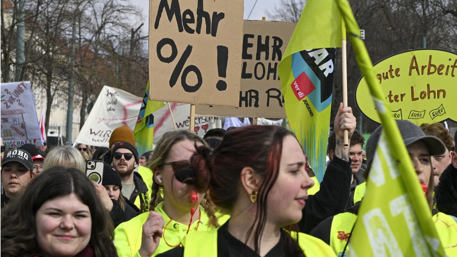 Protest noch während der Tarifrunde – seit dem 6. April darf nicht mehr für höheres Einkommen gestreikt werden.Foto: dpa/Jens Kalaene Protest noch während der Tarifrunde – seit dem 6. April darf nicht mehr für höheres Einkommen gestreikt werden.Foto: dpa/Jens Kalaene