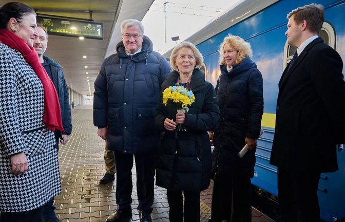Der ukrainische Außenminister Andriy Sybiga (Bildmitte) begrüßt Ursula von der Leyen am Bahnhof in Kiew. Doch die EU-Kommissionschefin kommt mit schlechten Nachrichten.<span class='image-autor'>Foto: AFP</span>