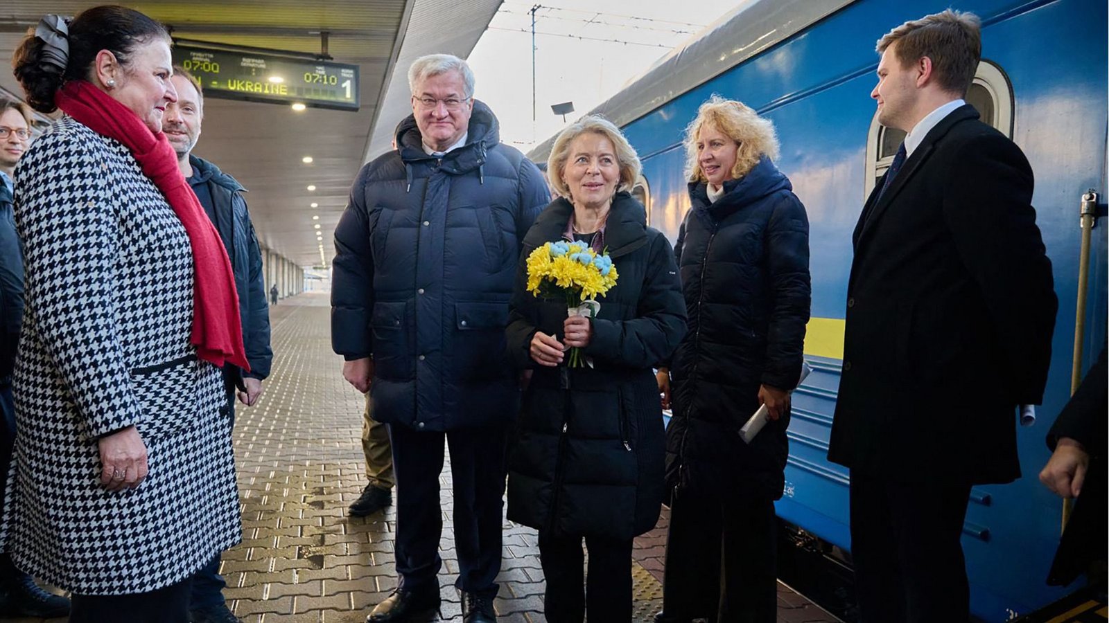 Der ukrainische Außenminister Andriy Sybiga (Bildmitte) begrüßt Ursula von der Leyen am Bahnhof in Kiew. Doch die EU-Kommissionschefin kommt mit schlechten Nachrichten.Foto: AFP Der ukrainische Außenminister Andriy Sybiga (Bildmitte) begrüßt Ursula von der Leyen am Bahnhof in Kiew. Doch die EU-Kommissionschefin kommt mit schlechten Nachrichten.Foto: AFP