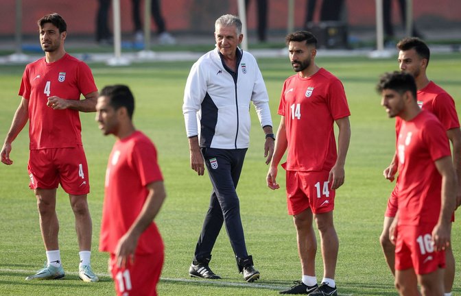 Irans Fußballer inmitten ihres portugiesischen Coaches Carlos Queiroz<span class='image-autor'>Foto: AFP</span>