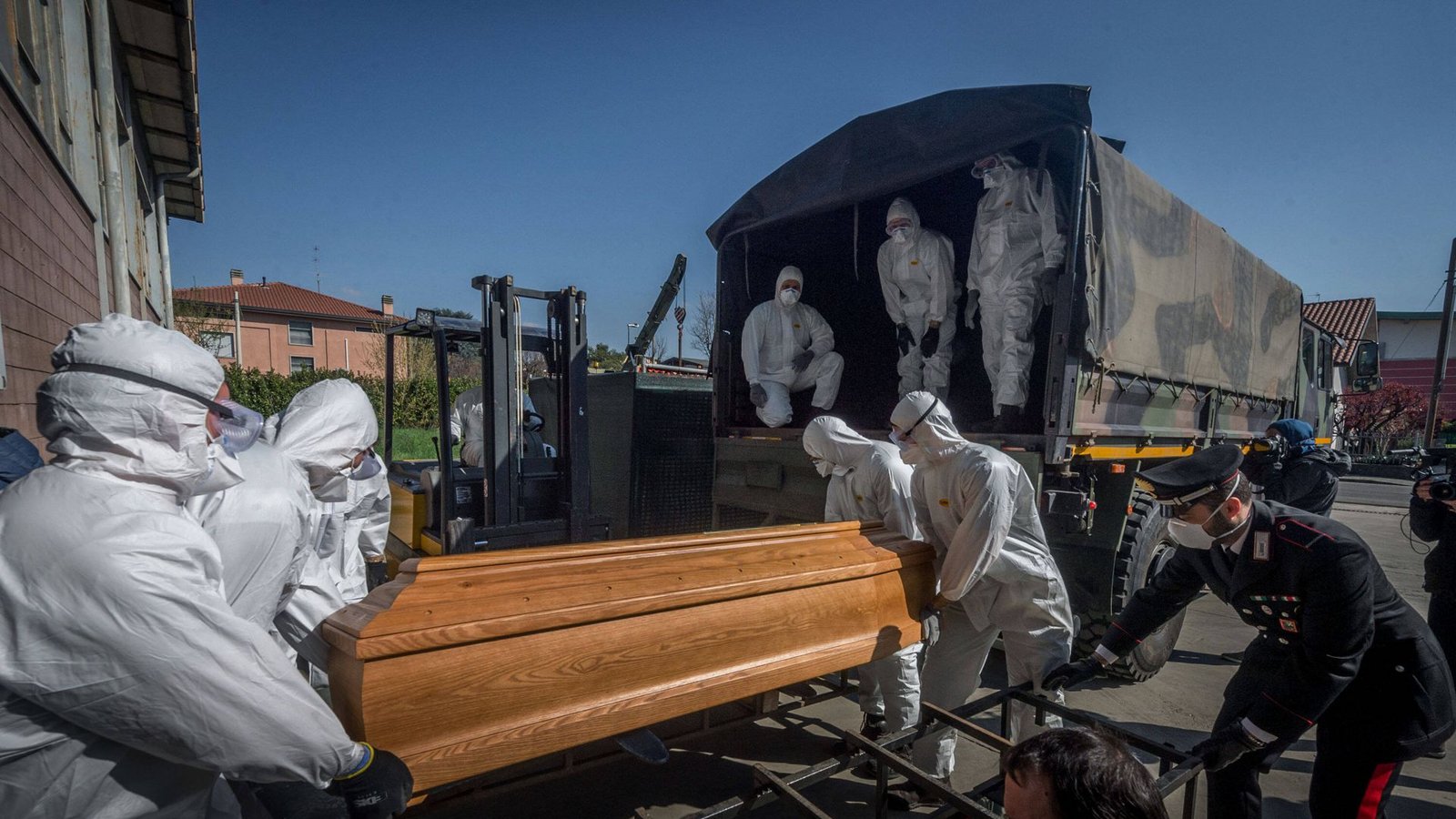 Italien wurde im März 2020 regelrecht von der Pandemie überrollt, vor allem die norditalienische Stadt Bergamo. Hier lädt medizinisches Personal einen Sarg auf einen Militärlastwagen.Foto: imago images/Carlo Cozzoli Italien wurde im März 2020 regelrecht von der Pandemie überrollt, vor allem die norditalienische Stadt Bergamo. Hier lädt medizinisches Personal einen Sarg auf einen Militärlastwagen.Foto: imago images/Carlo Cozzoli