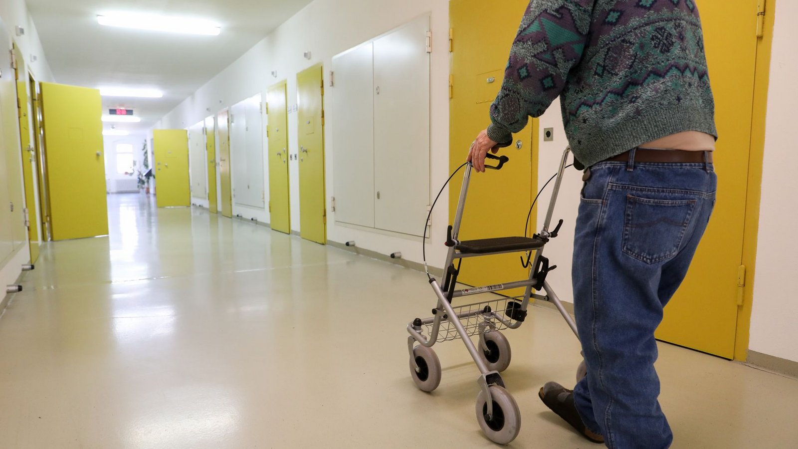 Ein Häftling im Rentenalter geht mit einem Rollator über den Flur im Seniorentrakt der JVA Waldheim.Foto: Jan Woitas/dpa
