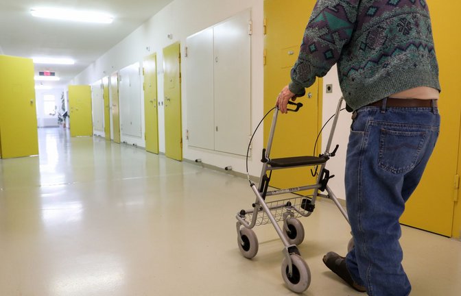 Ein Häftling im Rentenalter geht mit einem Rollator über den Flur im Seniorentrakt der JVA Waldheim.<span class='image-autor'>Foto: Jan Woitas/dpa</span>