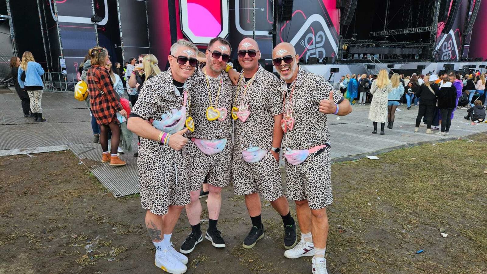 Norman Magolei (links) und seine Kumpels vom Kegelklub sind extra von der holländischen Grenze zum Festival gekommen.Foto: Julika Wolf Norman Magolei (links) und seine Kumpels vom Kegelklub sind extra von der holländischen Grenze zum Festival gekommen.Foto: Julika Wolf