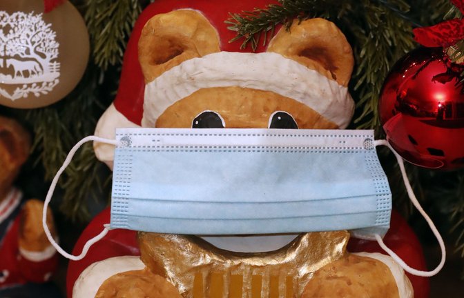 Mit Maske unterm Weihnachtsbaum – das sind für viele die Feiertage 2023.<span class='image-autor'>Foto: imago//xgodongphotox</span>