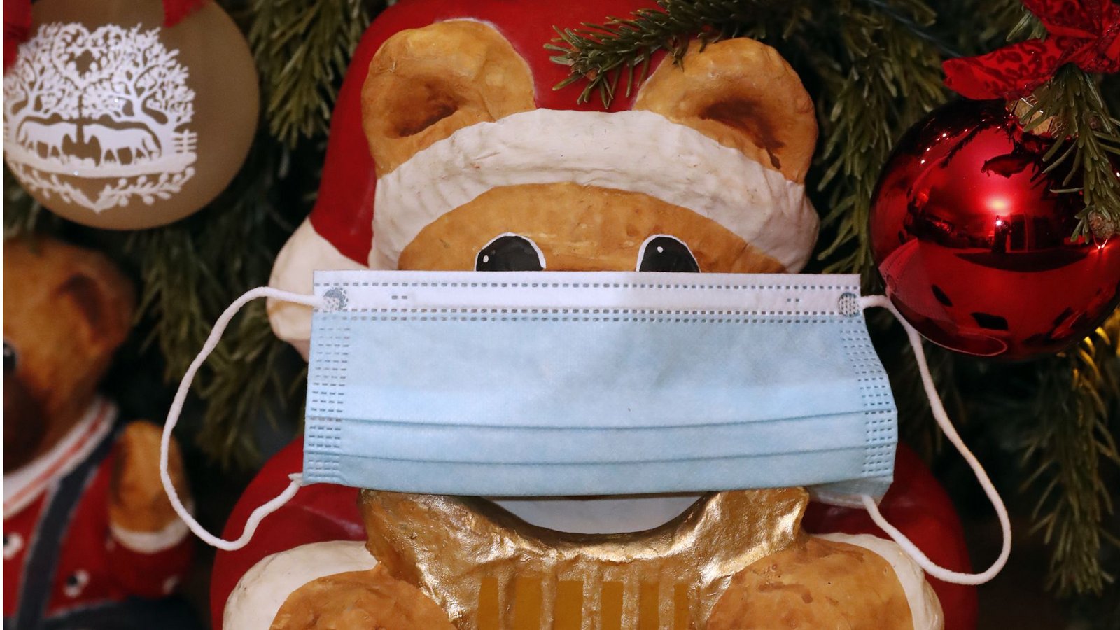 Mit Maske unterm Weihnachtsbaum – das sind für viele die Feiertage 2023.Foto: imago//xgodongphotox Mit Maske unterm Weihnachtsbaum – das sind für viele die Feiertage 2023.Foto: imago//xgodongphotox