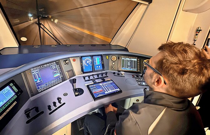 Mit der S-Bahn über die ICE-Strecke: Bei einer nächtlichen Fahrt wird zwischen Wendlingen und Ulm in S-Bahnzügen die neue digitale Zugsicherungstechnik getestet.<span class='image-autor'>Foto: Milankovic</span>