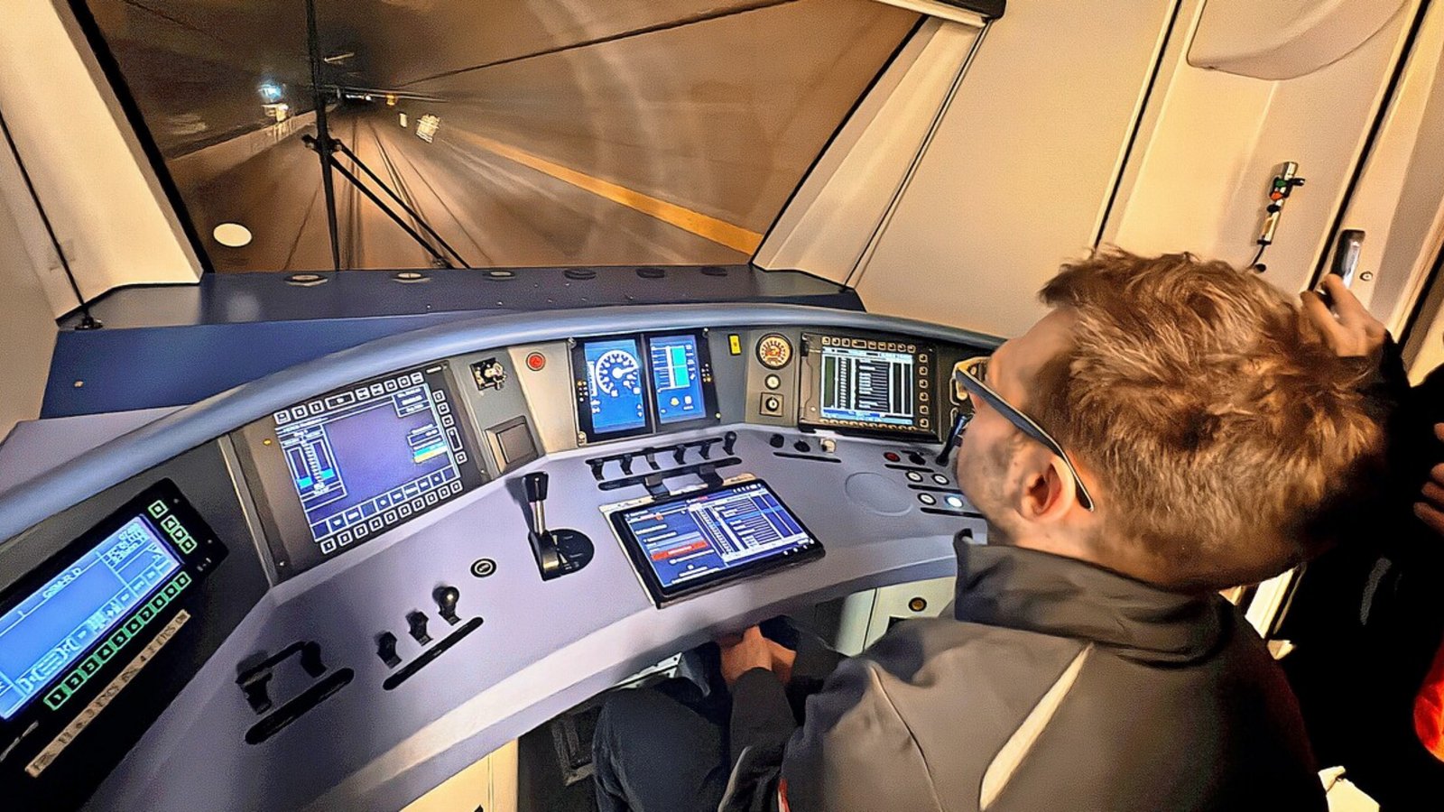 Mit der S-Bahn über die ICE-Strecke: Bei einer nächtlichen Fahrt wird zwischen Wendlingen und Ulm in S-Bahnzügen die neue digitale Zugsicherungstechnik getestet.Foto: Milankovic Mit der S-Bahn über die ICE-Strecke: Bei einer nächtlichen Fahrt wird zwischen Wendlingen und Ulm in S-Bahnzügen die neue digitale Zugsicherungstechnik getestet.Foto: Milankovic