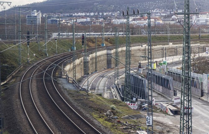 Die neue S-Bahnstrecke (rechts) soll an den Bestand (Mitte) angeschlossen. Dazu will die Bahn die Gäbahnstrecke (links) außer Betrieb nehmen.<span class='image-autor'>Foto: IMAGO/Arnulf / Hettrich</span>