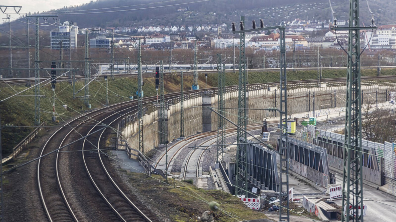 Die neue S-Bahnstrecke (rechts) soll an den Bestand (Mitte) angeschlossen. Dazu will die Bahn die Gäbahnstrecke (links) außer Betrieb nehmen.Foto: IMAGO/Arnulf / Hettrich Die neue S-Bahnstrecke (rechts) soll an den Bestand (Mitte) angeschlossen. Dazu will die Bahn die Gäbahnstrecke (links) außer Betrieb nehmen.Foto: IMAGO/Arnulf / Hettrich
