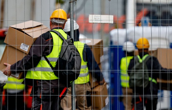 Arbeiter bringen Material auf eine Baustelle. Wie sich der Arbeitsmarkt einer Prognose zufolge weiter entwickelt.<span class='image-autor'>Foto: Axel Heimken/dpa</span>