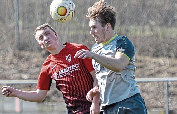 Clemens Rinderknecht (rechts) holt mit der SGM Roßwag/Mühlhausen einen hart erkämpften Sieg im Topspiel gegen den SV Horrheim um Emil Arnold. Foto: Leitner