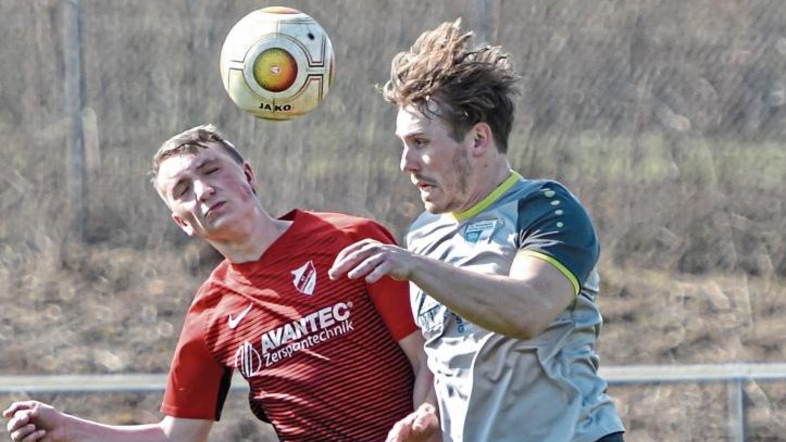 Clemens Rinderknecht (rechts) holt mit der SGM Roßwag/Mühlhausen einen hart erkämpften Sieg im Topspiel gegen den SV Horrheim um Emil Arnold. Foto: Leitner Clemens Rinderknecht (rechts) holt mit der SGM Roßwag/Mühlhausen einen hart erkämpften Sieg im Topspiel gegen den SV Horrheim um Emil Arnold. Foto: Leitner