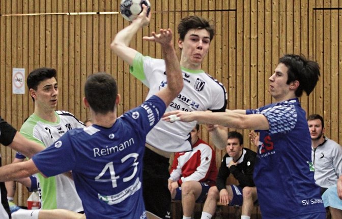 Lukas Stefani (am Ball) ist eine feste Größe beim TSV Oberriexingen. Jetzt gilt es, nach dem dritten Aufstieg in Folge zu bestehen. Foto: Nachreiner