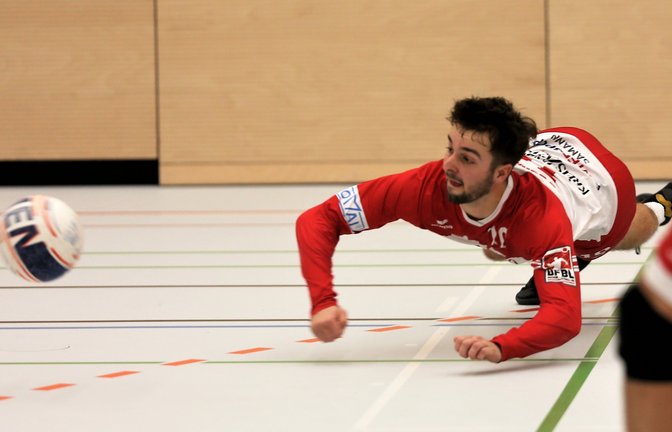 Max Winkler versucht, noch irgendwie an den Ball zu kommen.  <span class='image-autor'>Foto: Küppers</span>