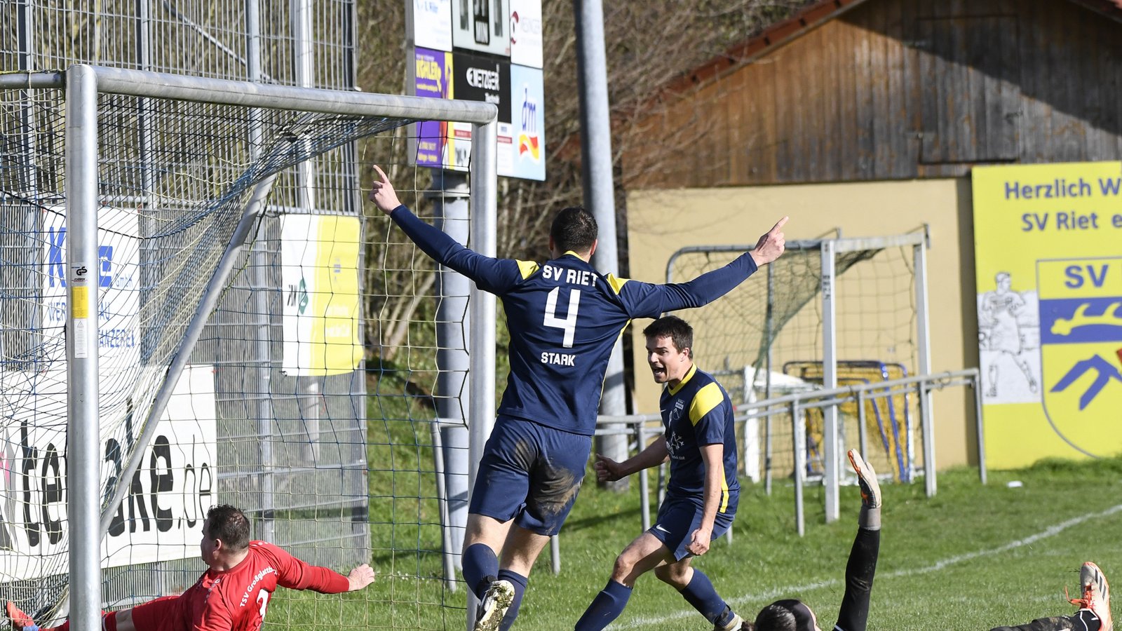 Freude und Erleichterung bei Rico Stark (Mitte), der für den SV Riet das Tor des Tages erzielt. Foto: Leitner Freude und Erleichterung bei Rico Stark (Mitte), der für den SV Riet das Tor des Tages erzielt. Foto: Leitner