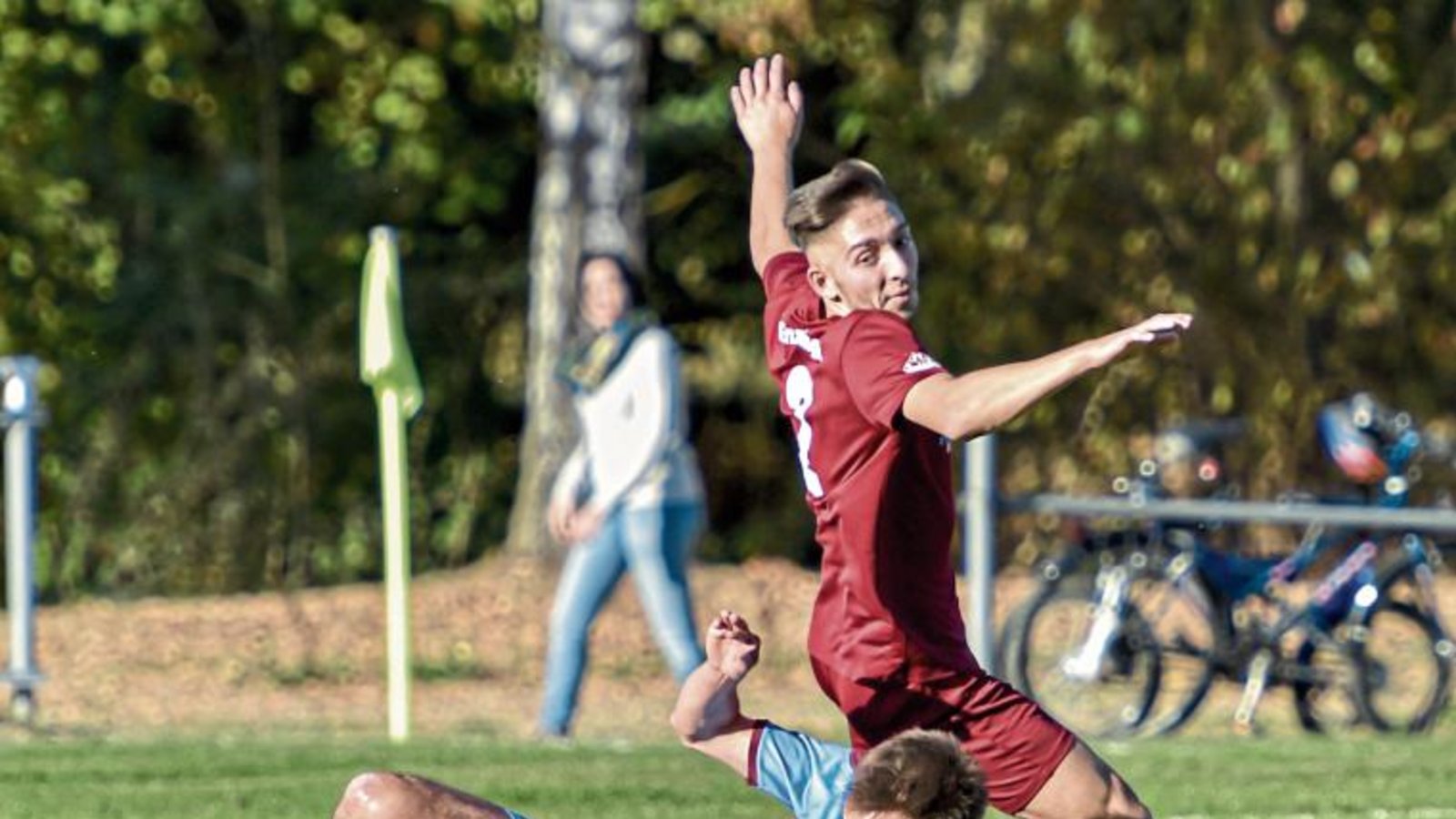 Nach dem Seitenwechsel zeigen sich die Illinger aggressiv. Dominik Knödler (links) behauptet sogar im Liegen den Ball gegen Enzweihingens Enes Gür.  Foto: Leitner