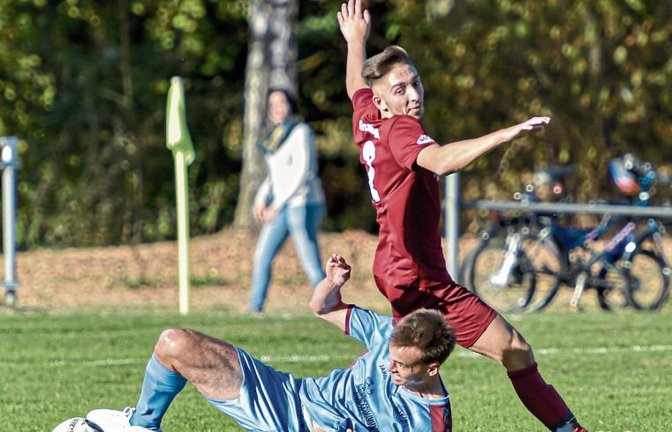Nach dem Seitenwechsel zeigen sich die Illinger aggressiv. Dominik Knödler (links) behauptet sogar im Liegen den Ball gegen Enzweihingens Enes Gür.  Foto: Leitner