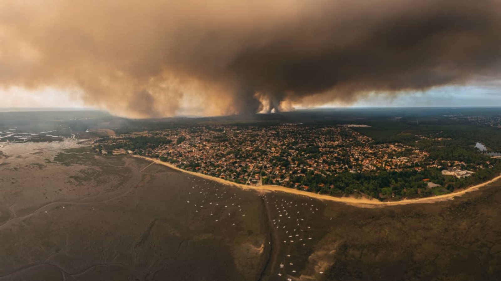 Nördlicher der Bucht von Arcachon haben in den vergangenen Tagen riesige Feuer gewütet.IMAGO/ABACAPRESS Nördlicher der Bucht von Arcachon haben in den vergangenen Tagen riesige Feuer gewütet.IMAGO/ABACAPRESS