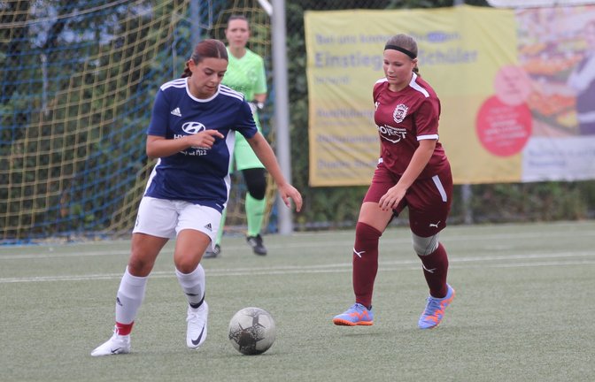 Coline Mitschele (rechts) hat mit der SGM Roßwag/Großglattbach den Einzug in die nächste Runde des Fußball-Bezirkspokals geschafft. <span class='image-autor'>Foto: Archiv/Dittrich</span>