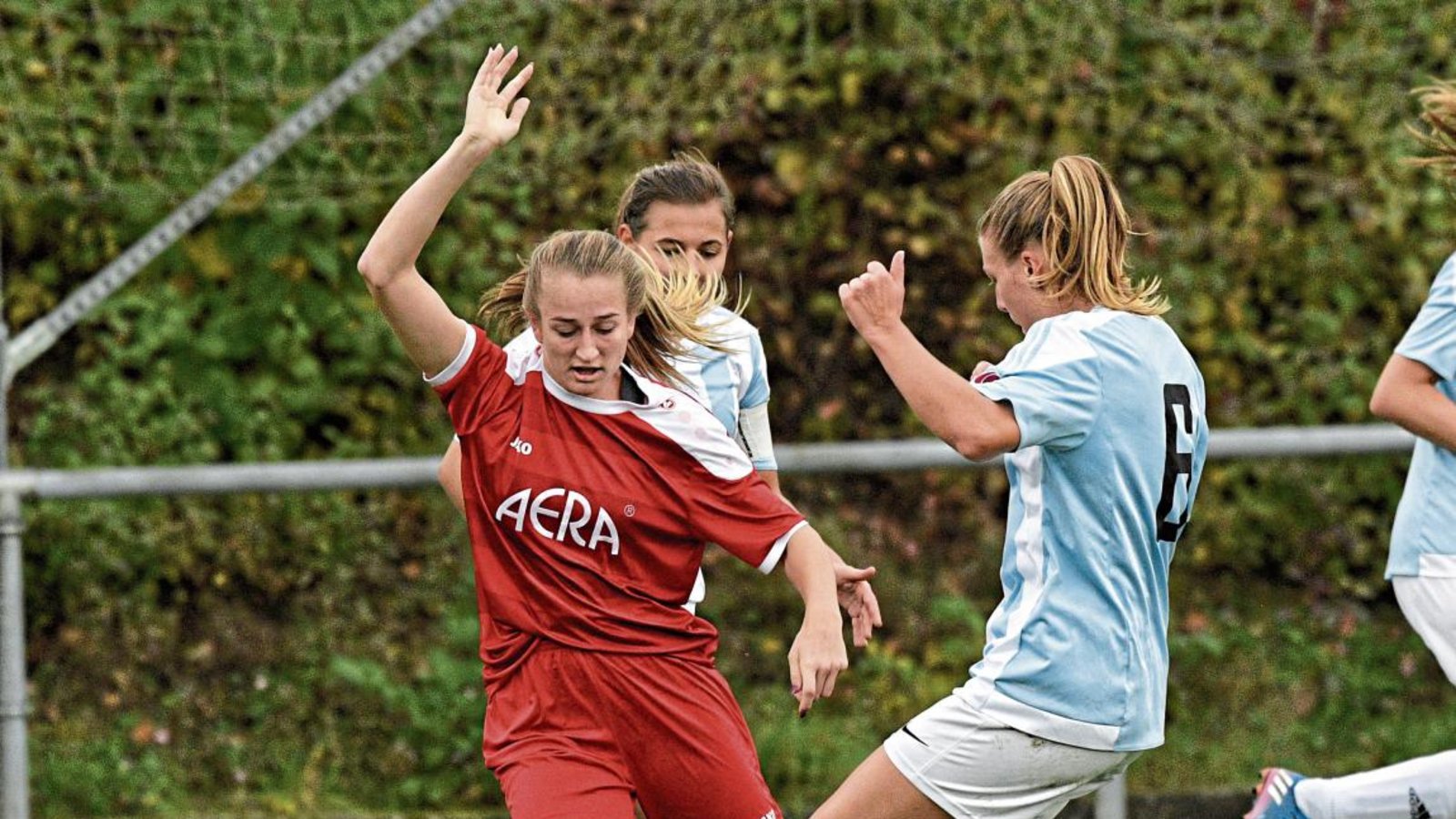 Marie Pfaffeneder (links) gehört zu den vielen SVH-Spielerinnen, die vor einem Einsatz erst noch vollständig fit werden müssen. Foto: Leitner