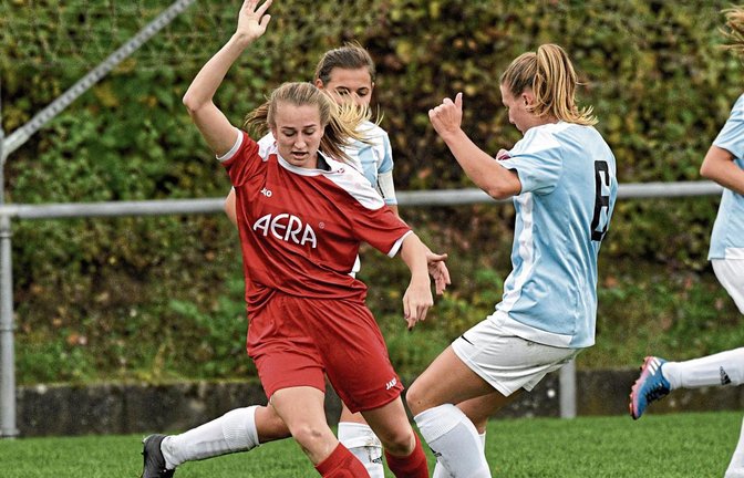 Marie Pfaffeneder (links) gehört zu den vielen SVH-Spielerinnen, die vor einem Einsatz erst noch vollständig fit werden müssen. Foto: Leitner